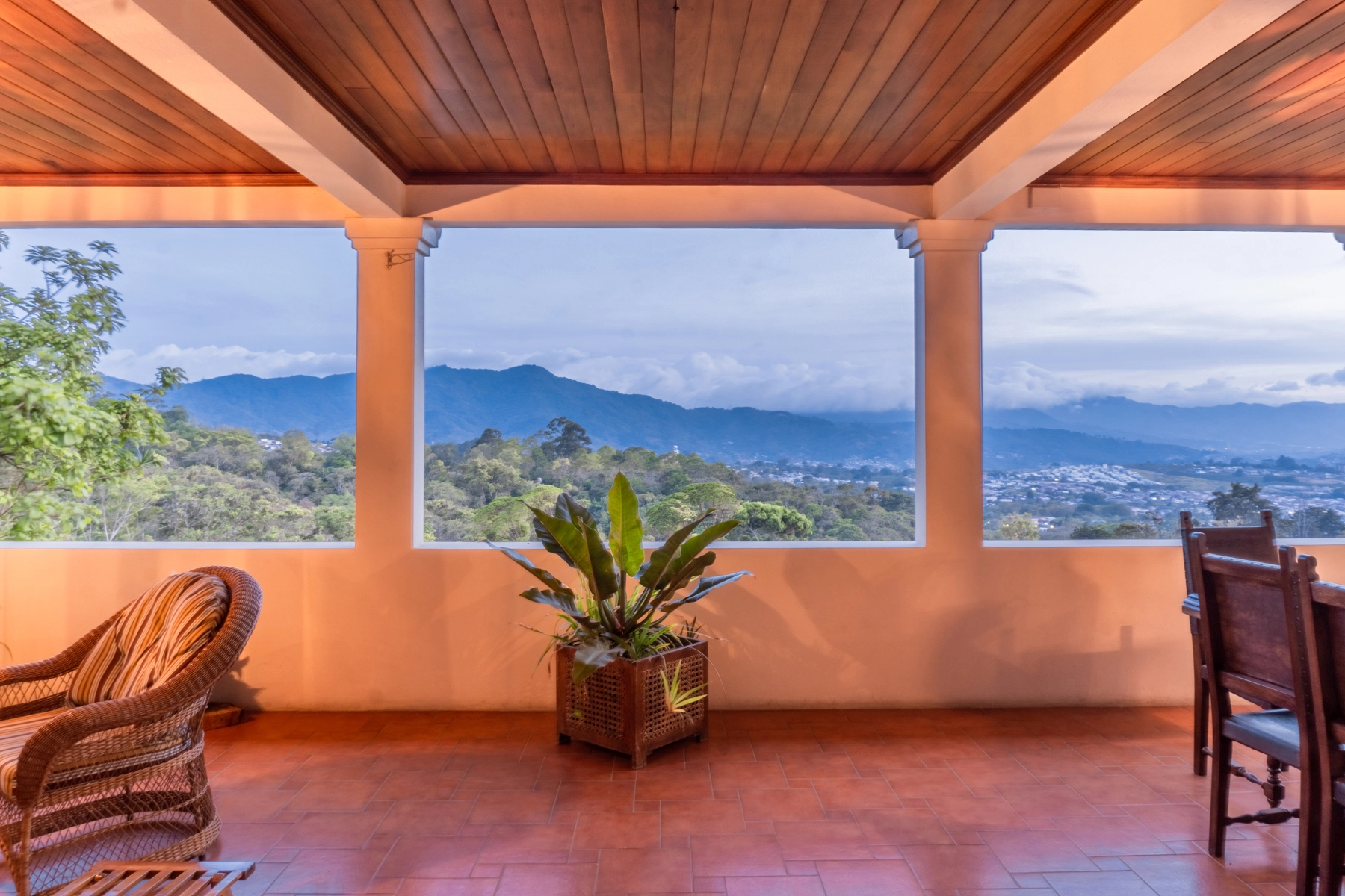 Vista aérea de la propiedad y del bosque tropical